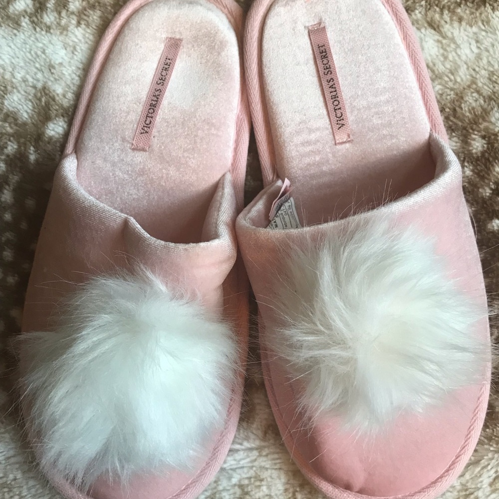🚨Sale on Closet🚨VS Velvet Slippers with Pom